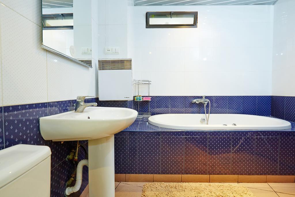 אודסה Apartment Deribasovskaya With Jacuzzi מראה חיצוני תמונה