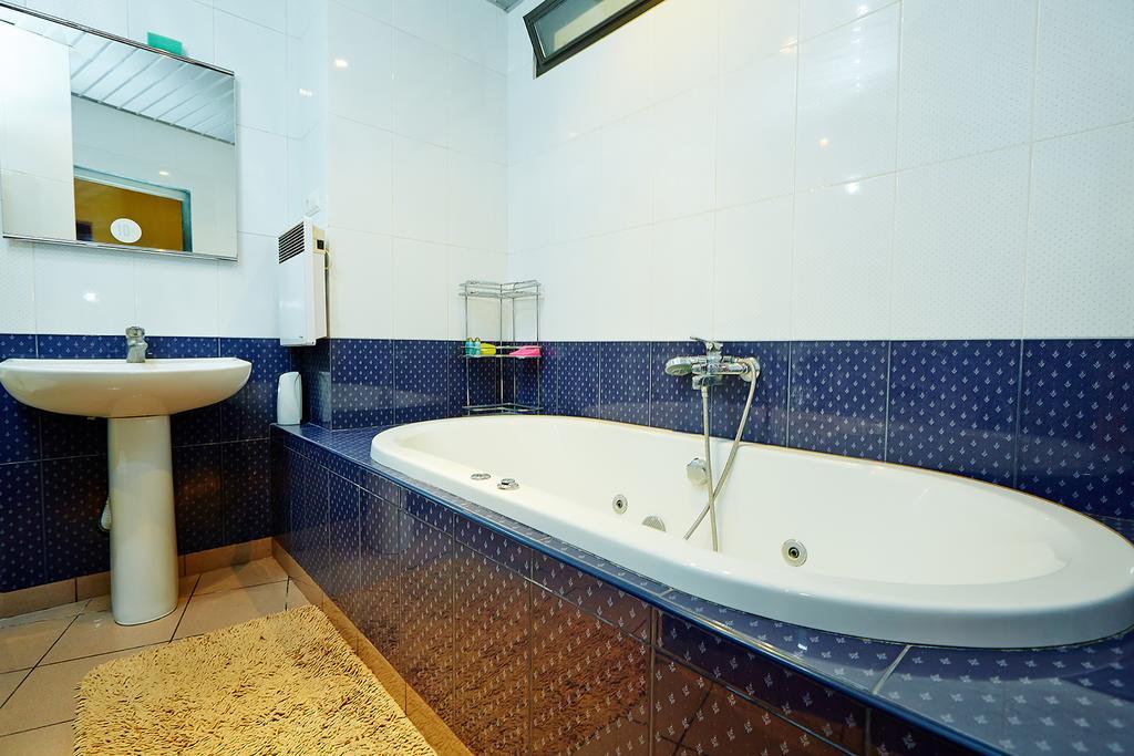 אודסה Apartment Deribasovskaya With Jacuzzi מראה חיצוני תמונה